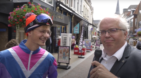 Wim Schluter interviewt op Oudetstraat